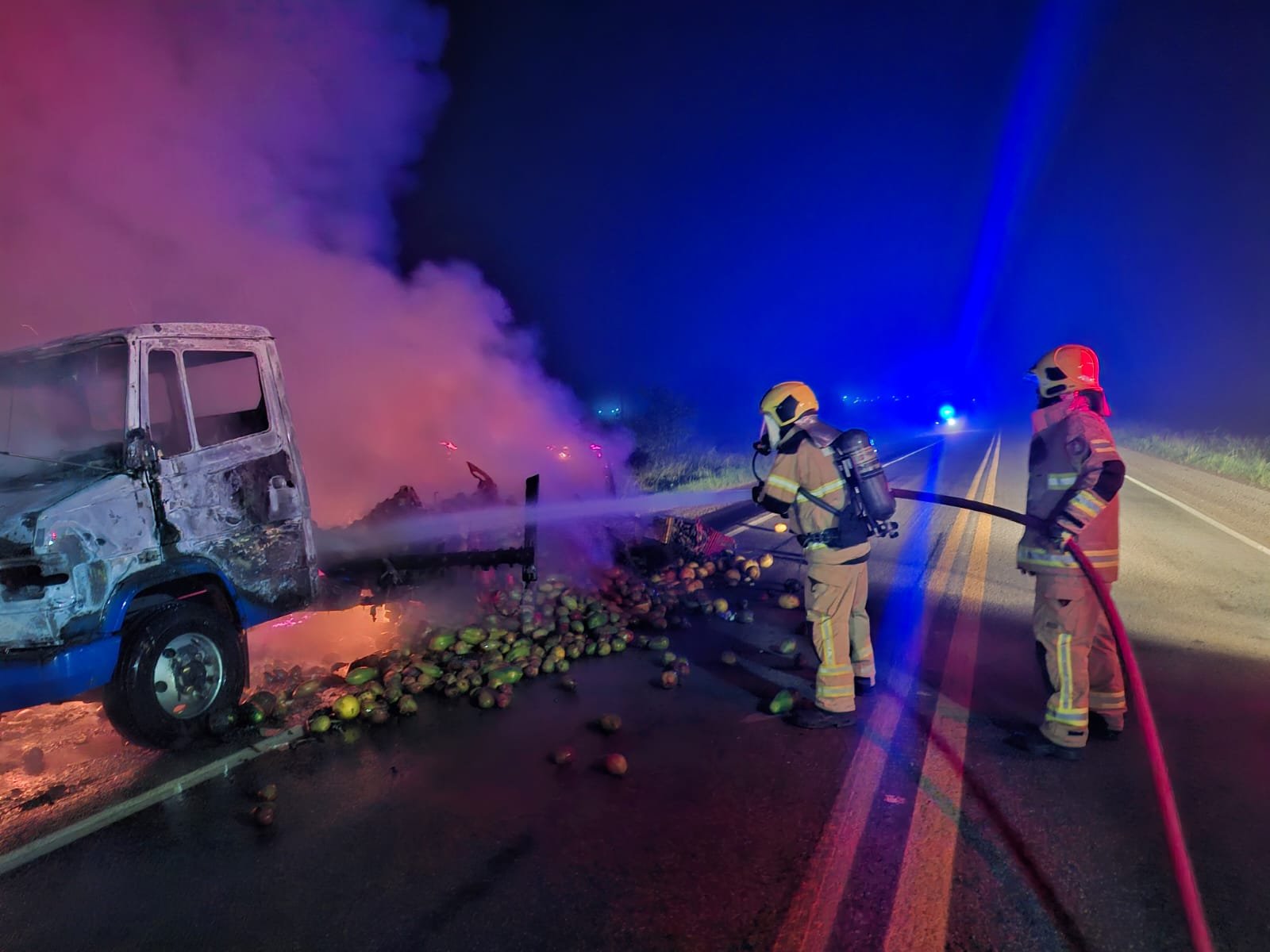 Bombeiros combatem incêndio em um caminhão carregado com frutas na BR-235, em Frei Paulo