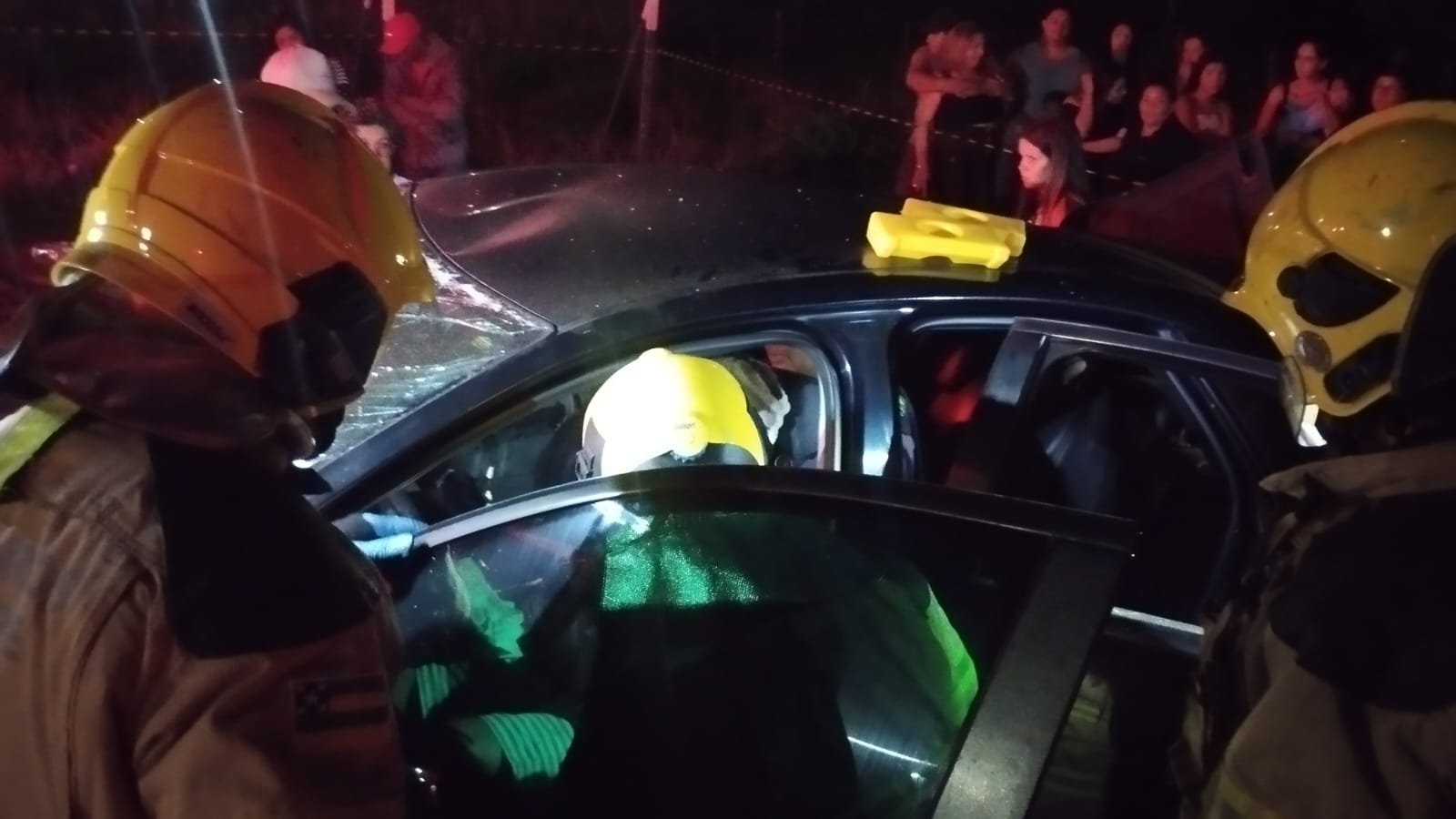 Acidente envolvendo dois veículos deixa duas vitimas presas às ferragens na BR-101 em Umbaúba