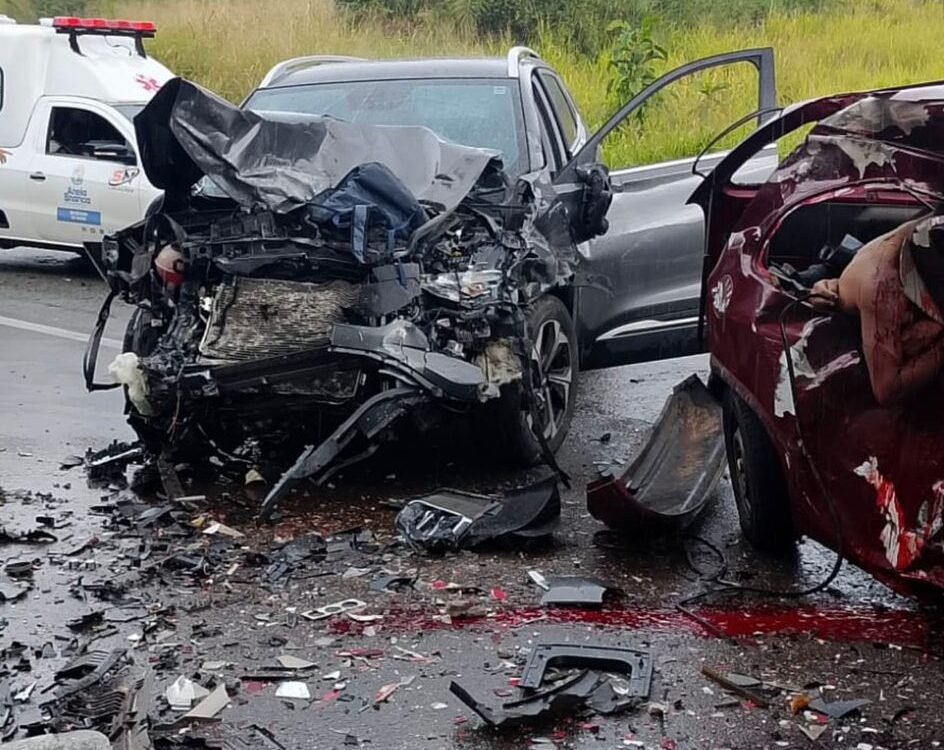 Um acidente envolvendo dois carros deixa quatro pessoas mortas e 3 feridos na BR-235, em Areia Branca