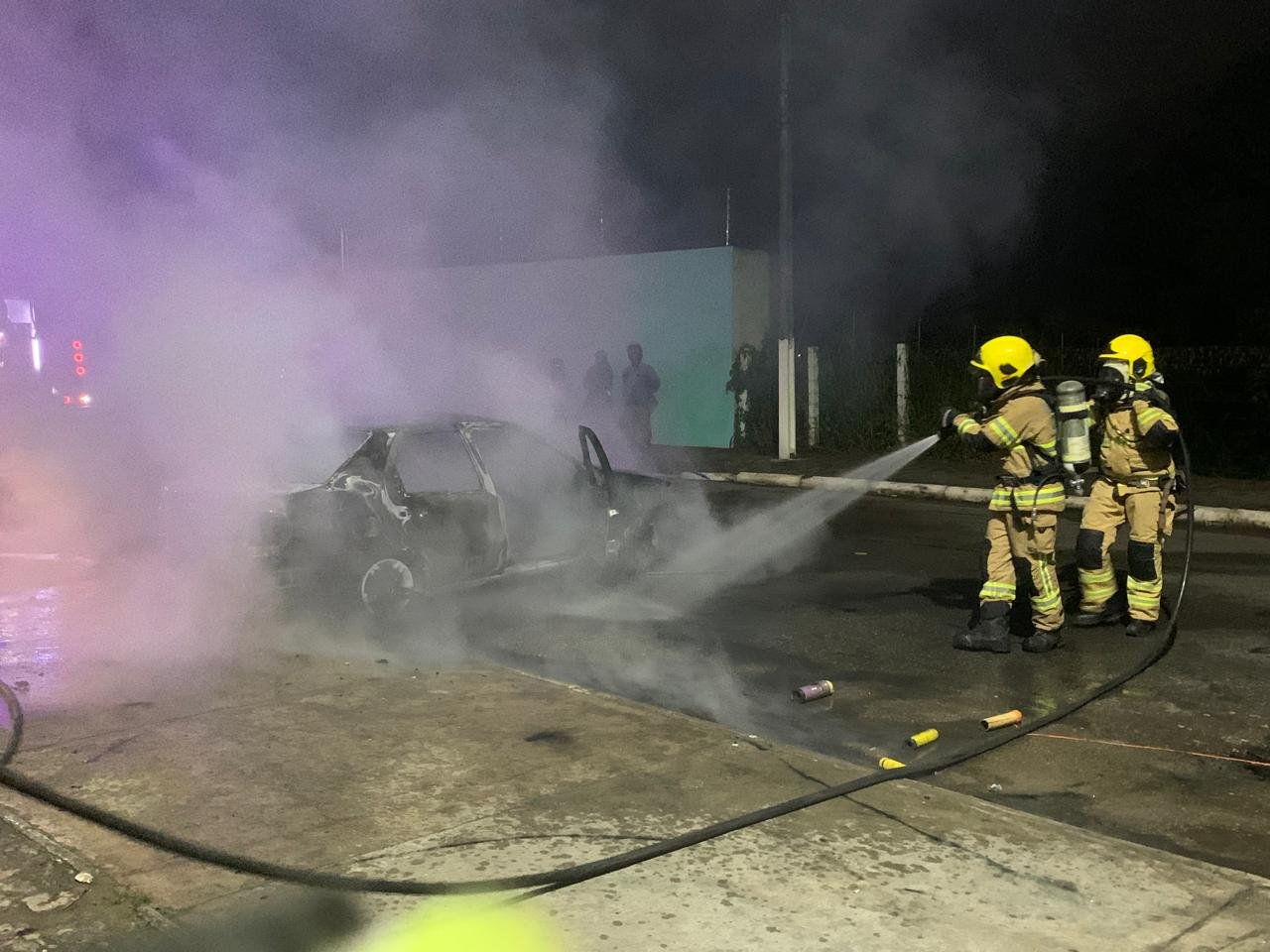 Veículo pega fogo e fica destruído no bairro Cidade Nova, em Lagarto
