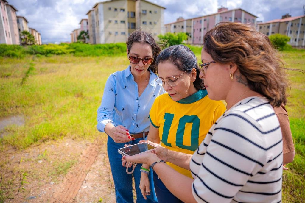 PREFEITA EMÍLIA CORRÊA VISTORIA ÁREA QUE RECEBERÁ NOVA USF E ACADEMIA DA CIDADE NO BAIRRO MARIVAN