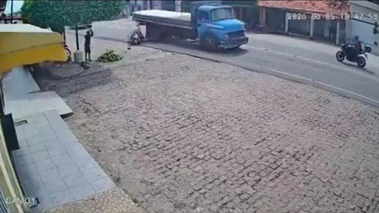 Criança de três anos morre após acidente entre moto e caminhão na rodovia SE-230, em Poço Redondo