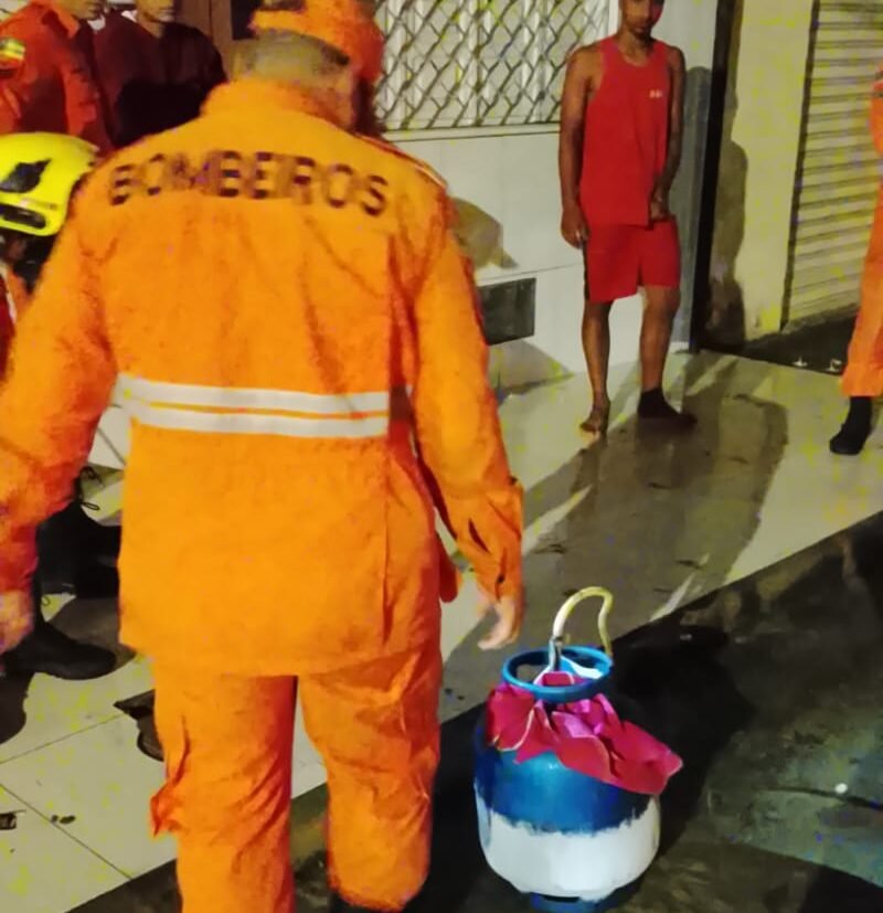 BOMBEIROS ATENDEM OCORRÊNCIA DE VAZAMENTO DE GLP EM RESIDÊNCIA NO BAIRRO SANTOS DUMONT, EM ARACAJU