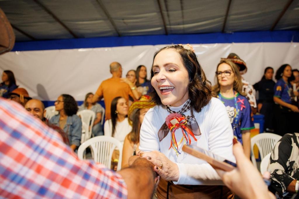 Prefeita Emília Corrêa prestigia última noite do Forró Caju no Augusto Franco