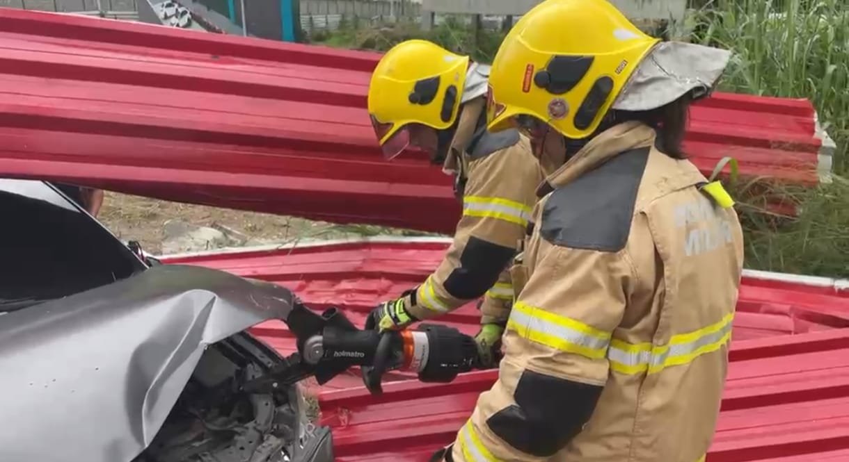 Motorista perde o controle do veiculo e colide com estrutura de aço instalada à beira da via em Itabaiana