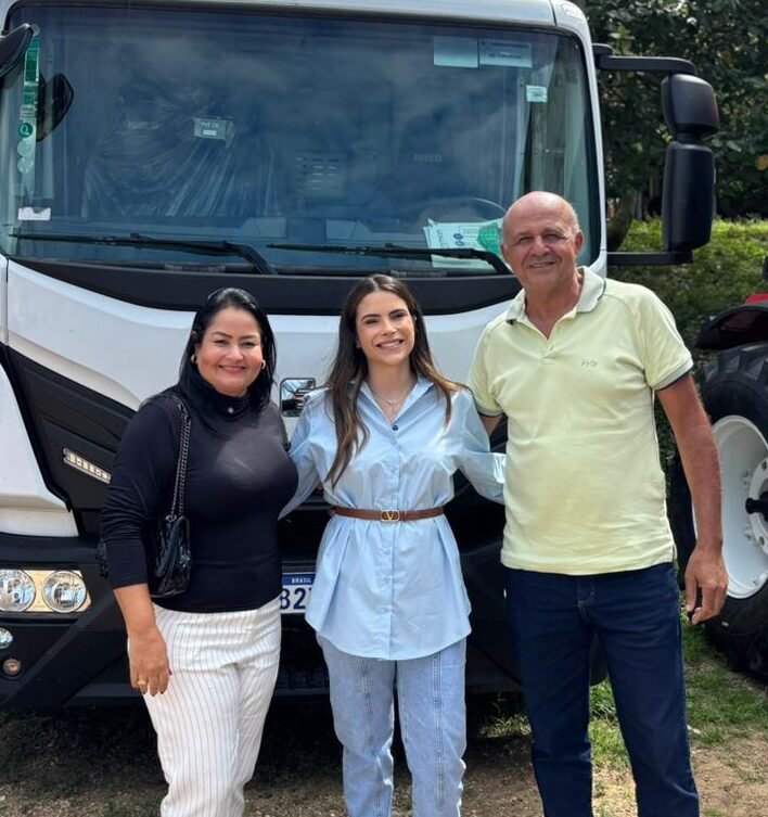 Prefeita Daiane Oliveira recebe caçamba para Siriri por meio da deputada Yandra Moura