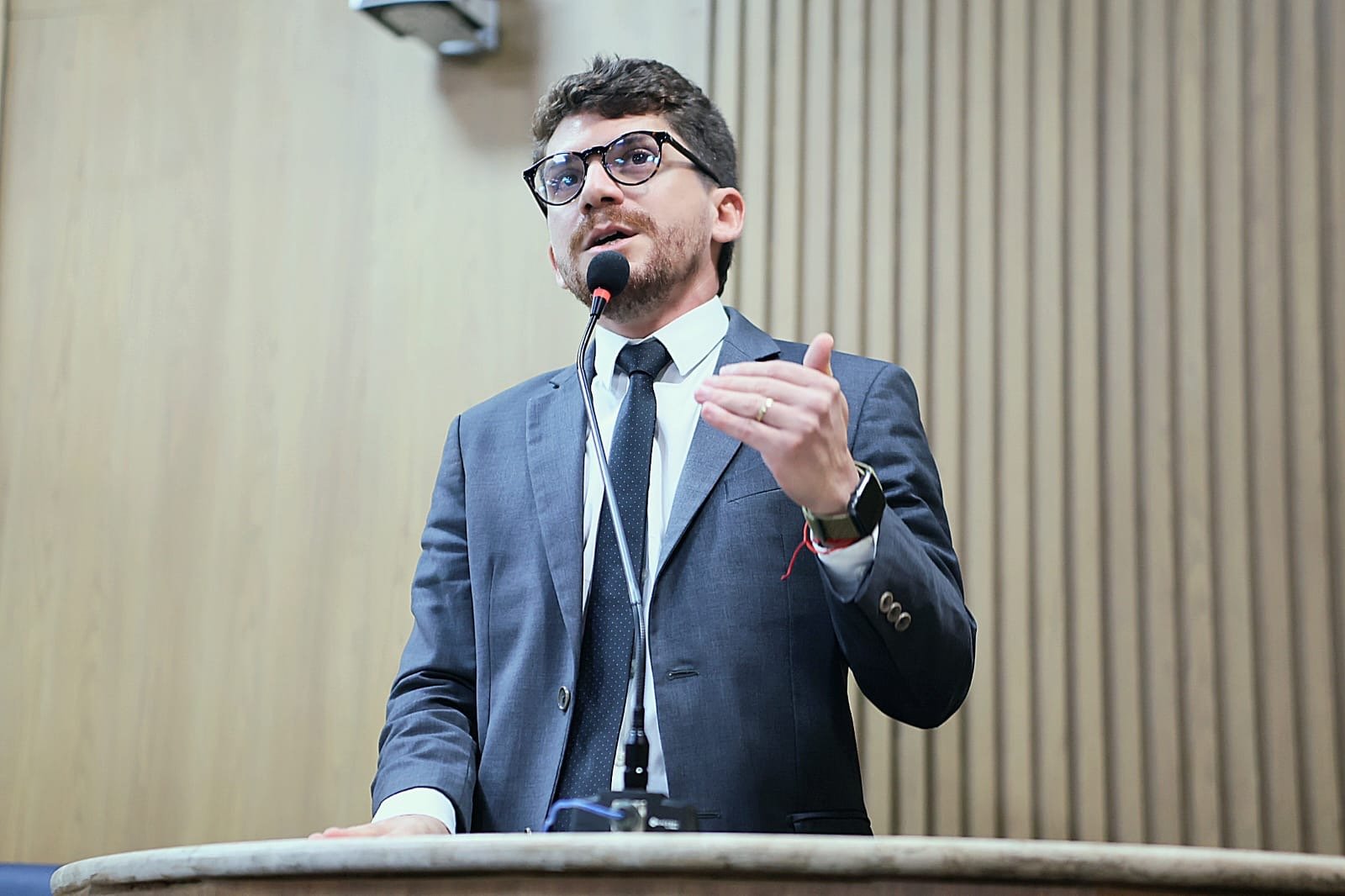 Vereador Breno Garibalde pede avanços em políticas de proteção animal