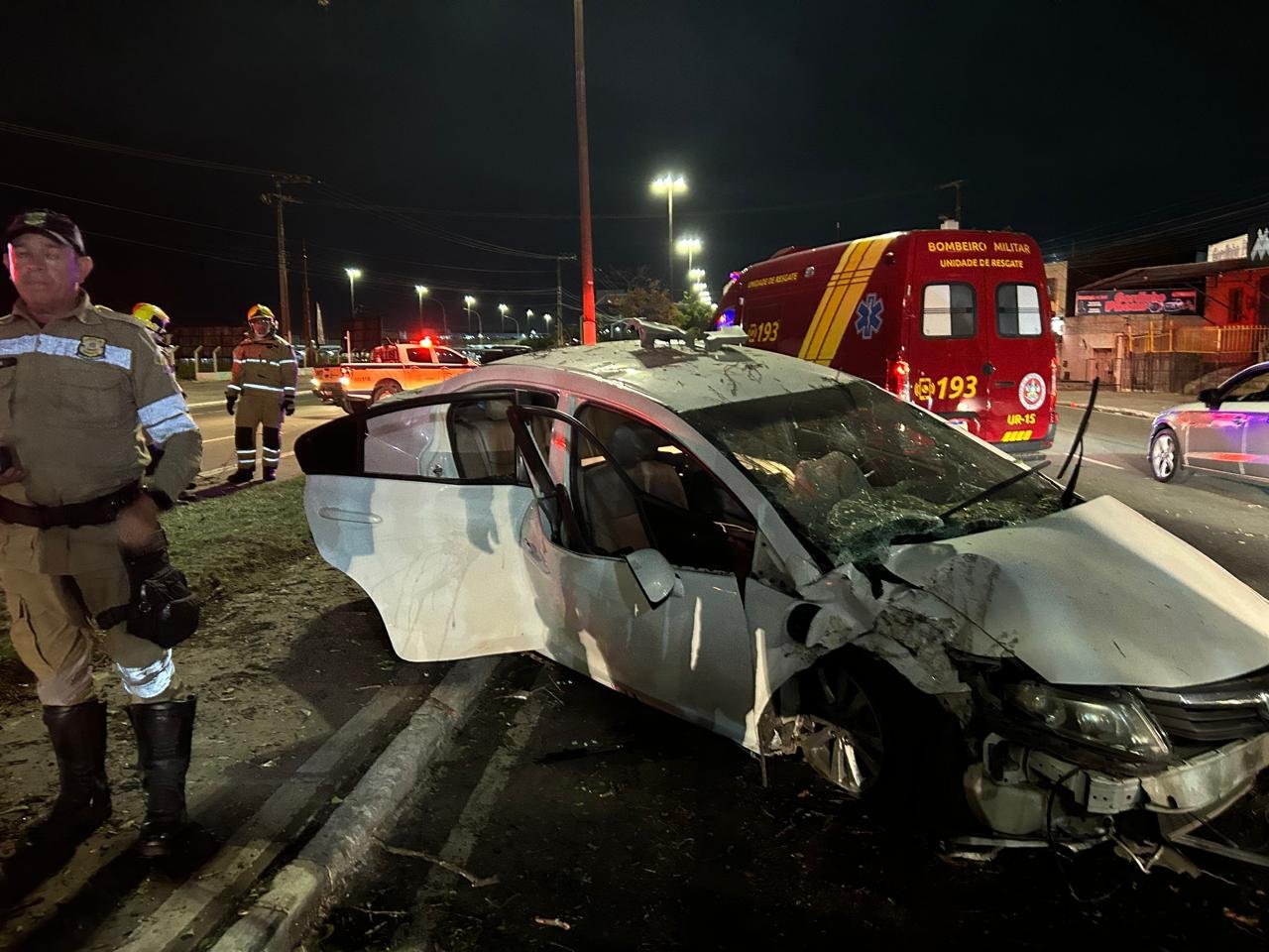 Motorista perde o controle da direção, colide com árvore e deixa quatro feridos Avenida Tancredo Neves