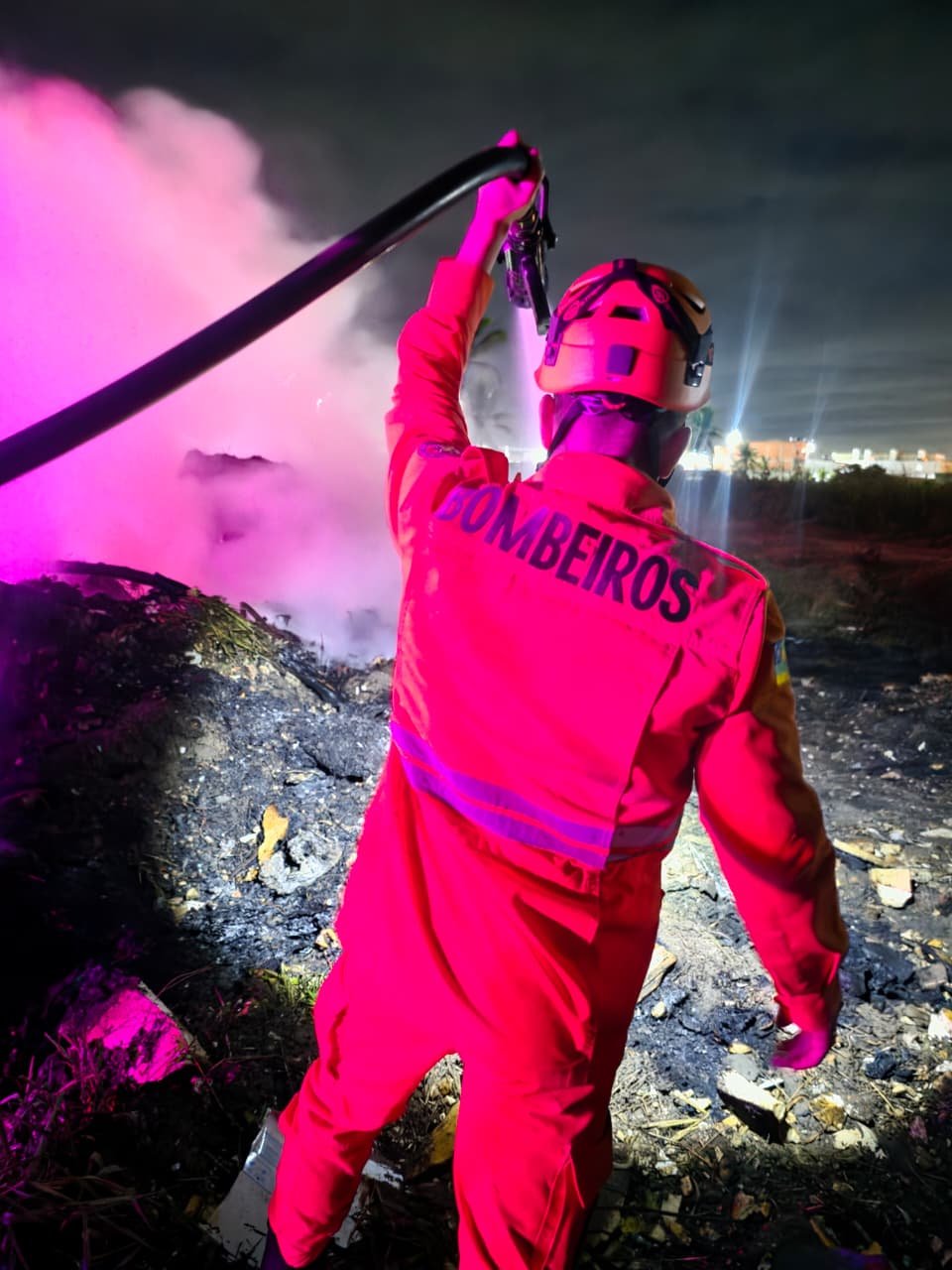 Corpo de Bombeiros combatem incêndio em terreno baldio em Lagarto