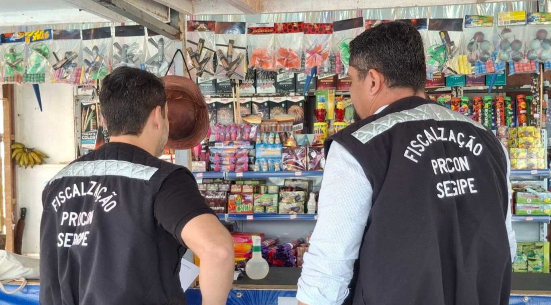 Procon Sergipe fiscaliza barracas de fogos de artifício na Coroa do Meio