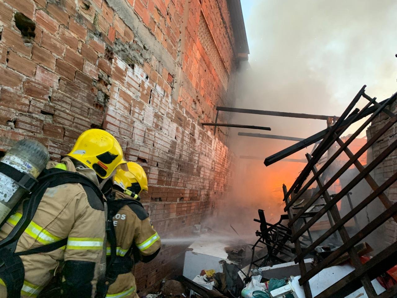 CORPO DE BOMBEIROS COMBATE UM INCÊNDIO DE GRANDES PROPORÇÕES NO BAIRRO AMÉRICA, EM ARACAJU