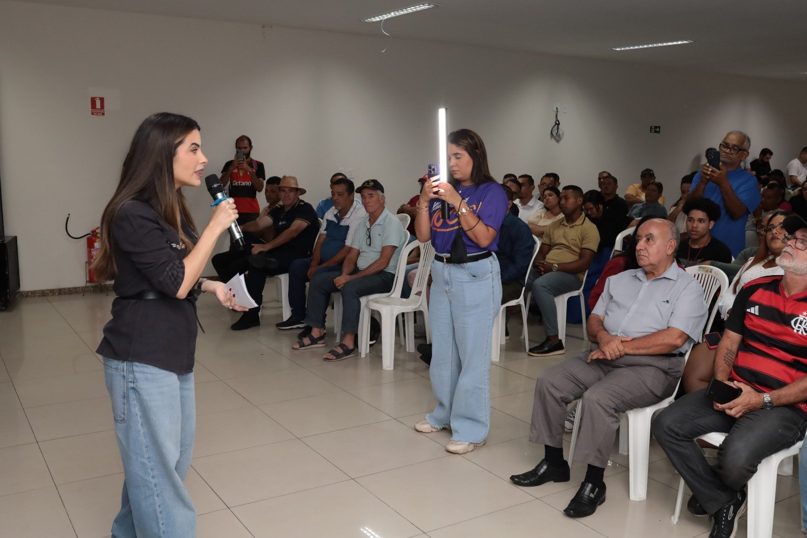 Yandra Moura visita Estância na noite do Barco de Fogo e reúne lideranças políticas da região