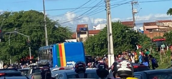 Tentativa de assalto termina com motorista e passageiro esfaqueados dentro de ônibus no Porto Dantas