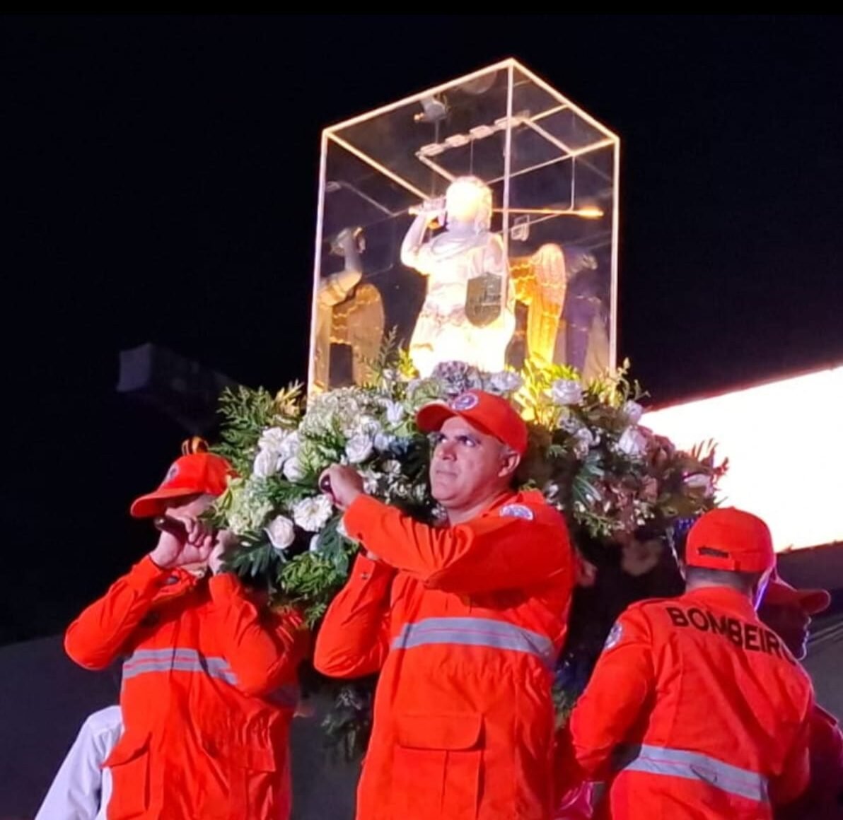 BOMBEIROS MILITARES CONDUZEM IMAGEM OFICIAL DE SÃO MIGUEL ARCANJO DURANTE EVENTO RELIGIOSO EM ARACAJU