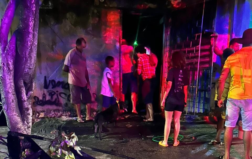 Bombeiros atendem ocorrência de incêndio em casa localizada no bairro Santa Maria, em Aracaju