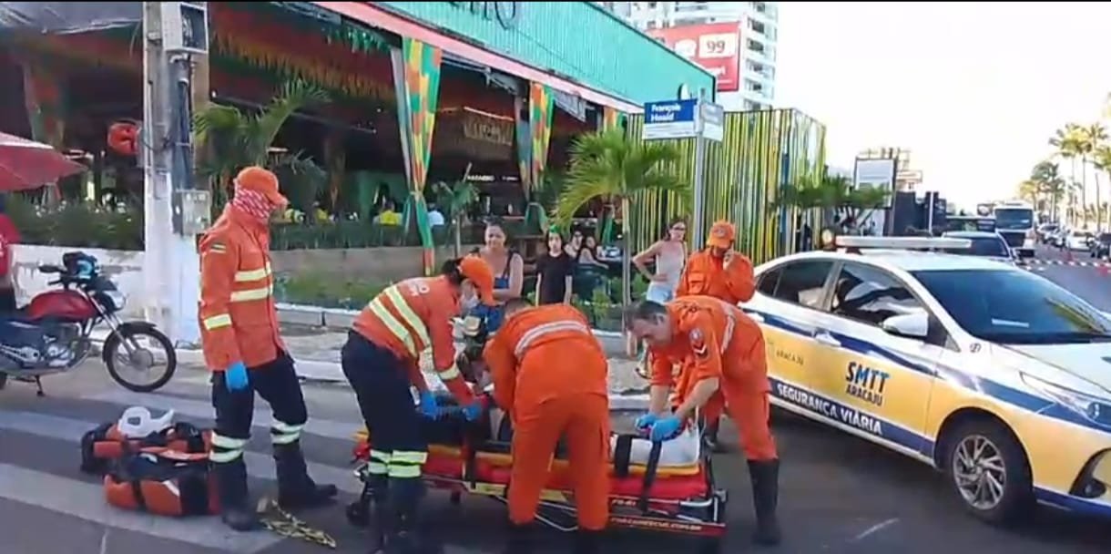 MOTOCICLISTA FICA FERIDO APÓS O VEICULO ESCORREGAR E ELE CAIR NA PISTA NO BAIRRO ATALAIA, EM ARACAJU