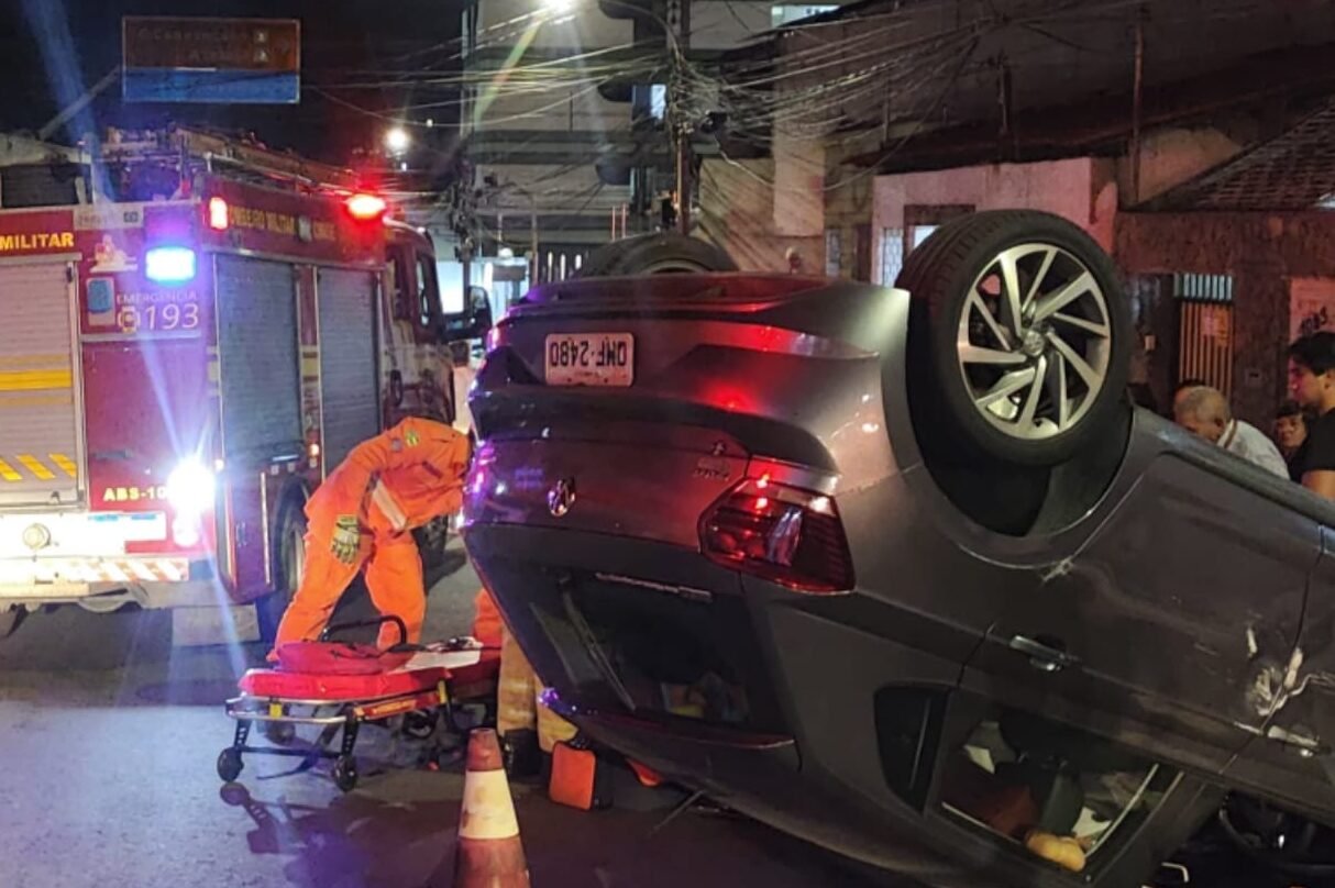 Idosa fica ferida após o veículo que ela estava capotar na Rua Laranjeiras