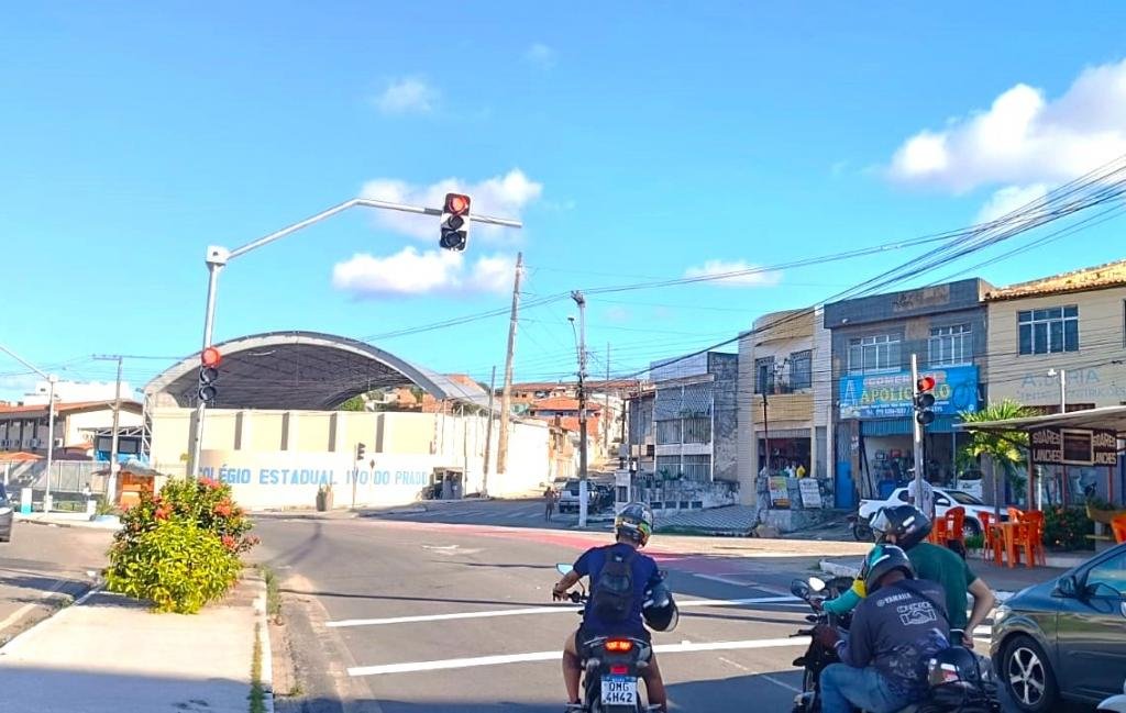 Prefeitura reativa semáforo na avenida Visconde de Maracaju após modernização do equipamento