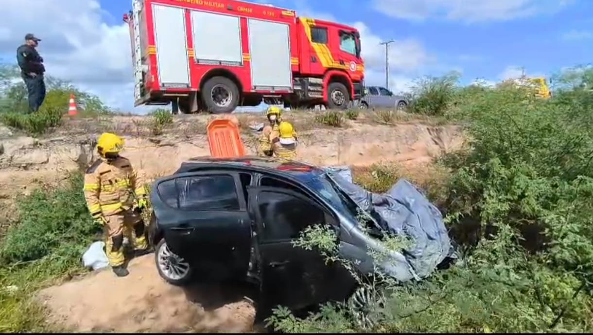 Acidente  envolvendo carro de passeio e caminhão-pipa deixa duas pessoas mortas e dois feridos