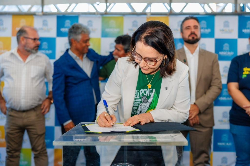 Prefeita Emília  assina ordem de serviço para obra de infraestrutura no Recanto dos Cajueiros