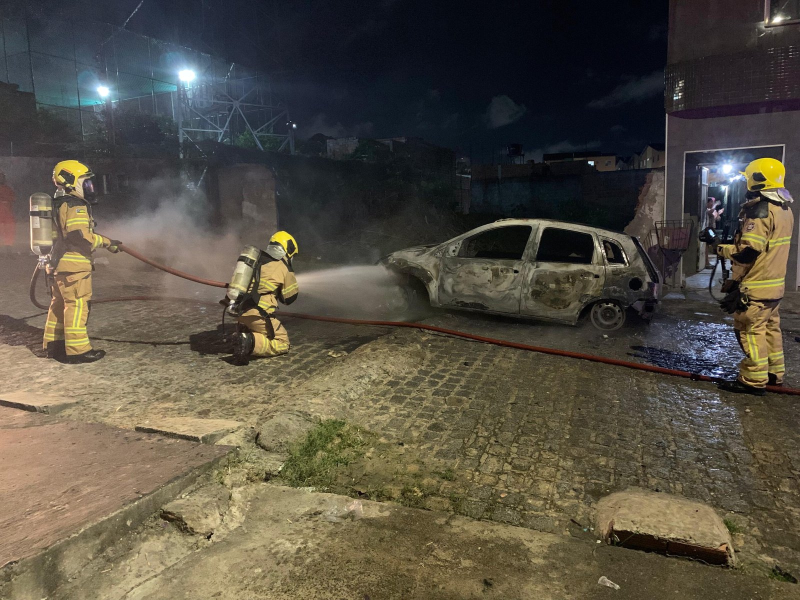 Carro de passeio fica completamente destruído após pegar fogo no bairro Lamarão, em Aracaju