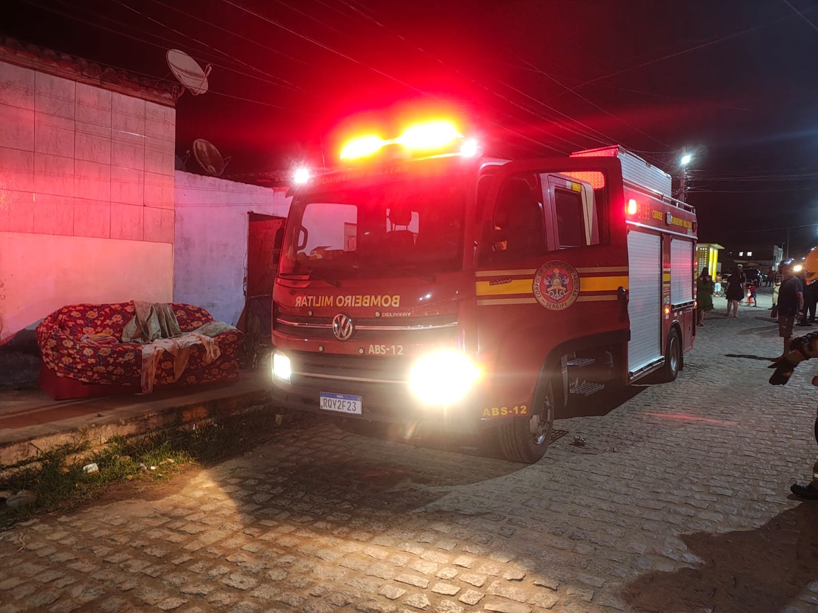 Bombeiros combatem principio de incêndio após vazamento em botijão de gás em Canindé de São Francisco