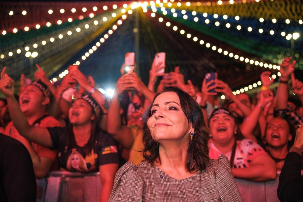 Emília prestigia mais uma noite do Forró Caju e destaca valorização da cultura local