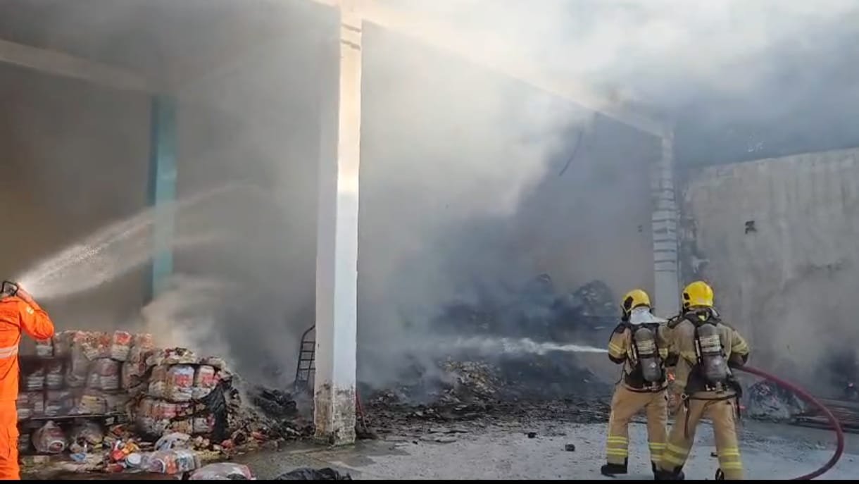 Bombeiros combatem incêndio de grandes proporções em uma distribuidora de alimentos, em Socorro