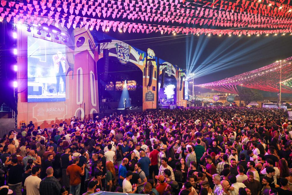 FORRÓ CAJU: QUINTA NOITE DE SHOWS CELEBRA ROMANTISMO E GRANDES NOMES DA MÚSICA NA PRAÇA DOS MERCADOS