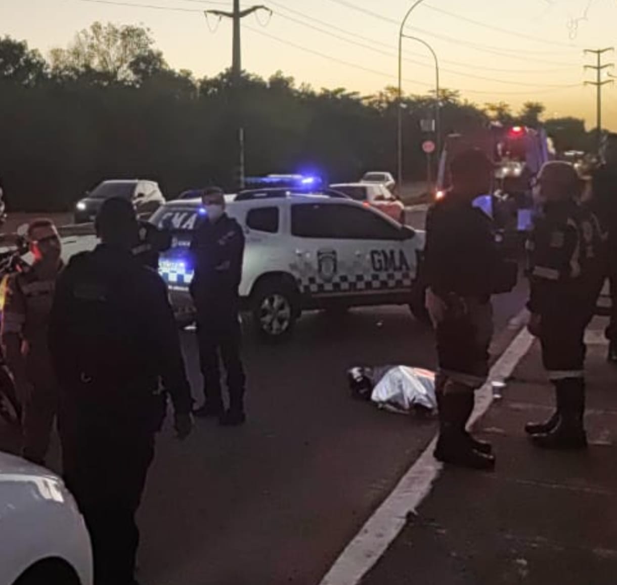 Motorista perde o controle do veículo, atravessa o canteiro, colide com outro carro e mata pedestre