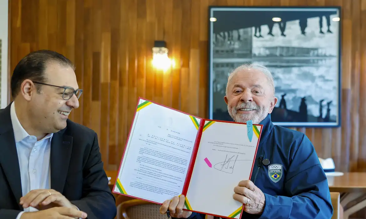 Presidente Lula sanciona lei que garante renovação automática da CNH