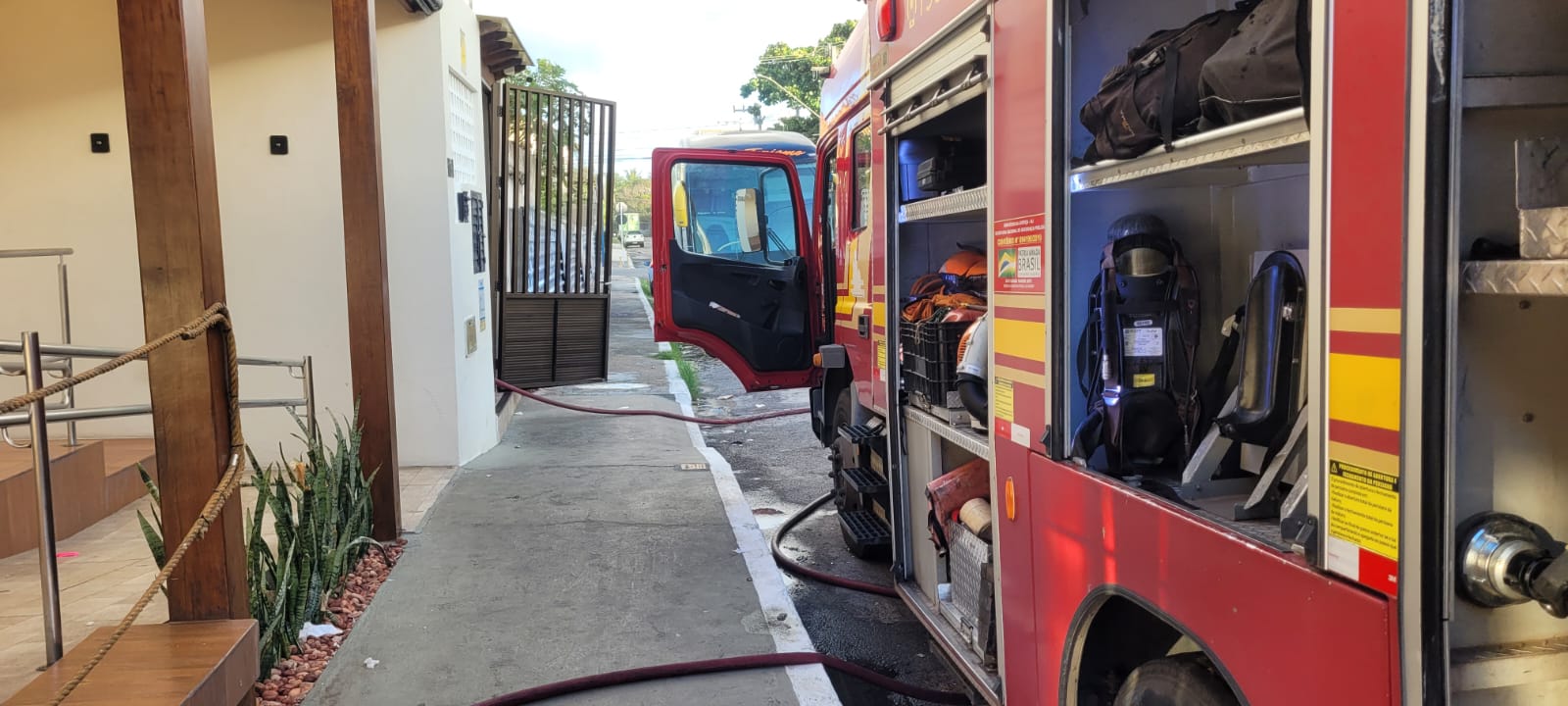 Bombeiros combatem princípio de incêndio em pizzaria na Orla de Atalaia