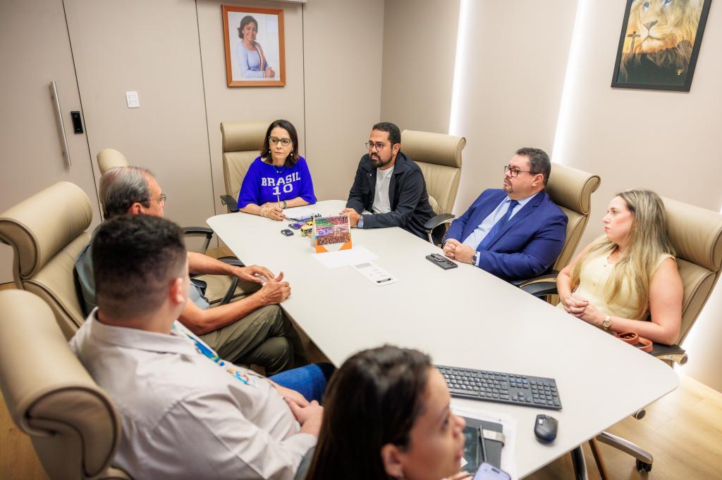 PREFEITA EMÍLIA DISCUTE AÇÕES PARA MELHORAR AS FEIRAS LIVRES DE ARACAJU E APRESENTA PROPOSTA AOS FEIRANTES