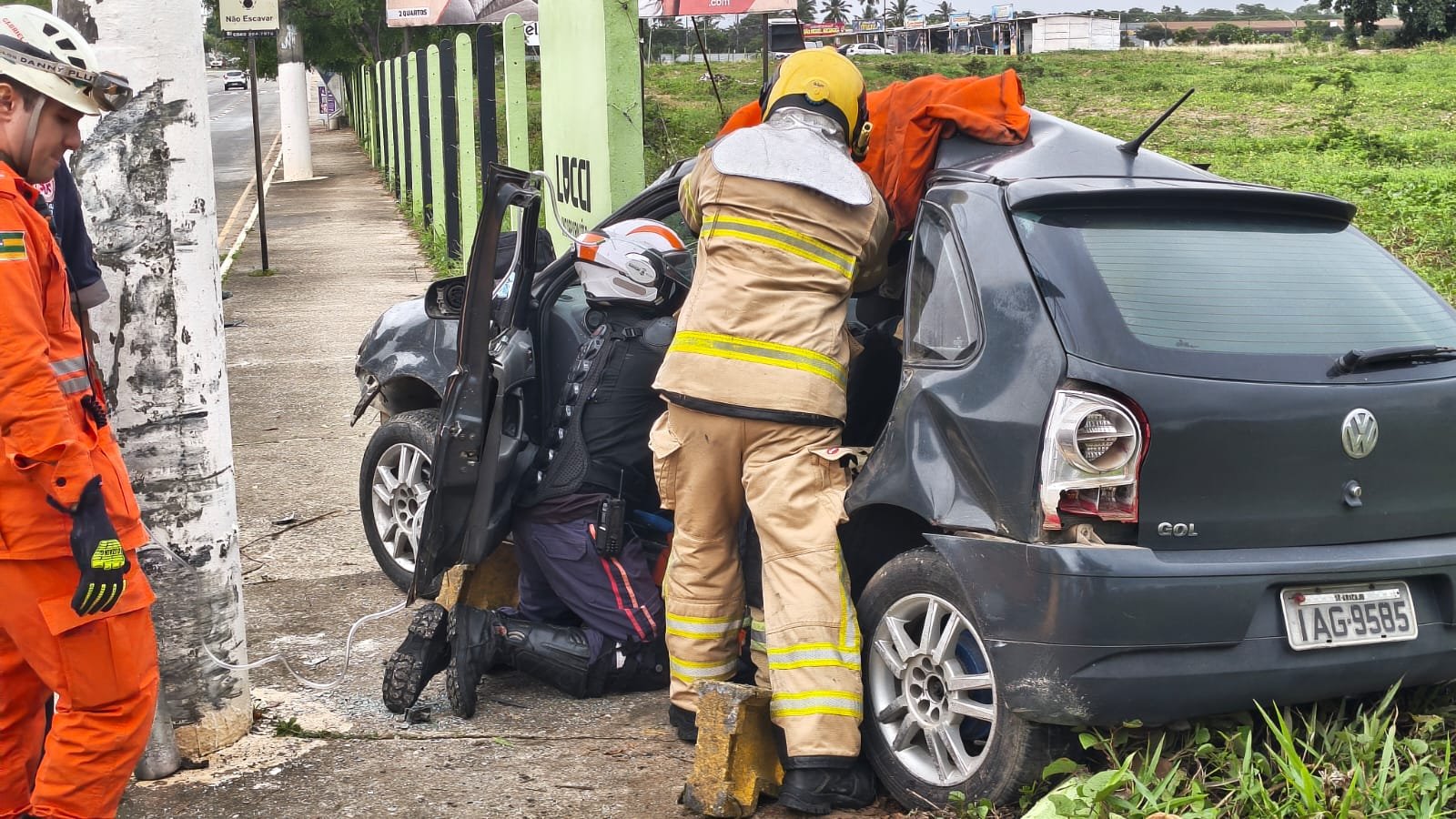 Carro de passeio colide com poste e deixa condutor preso às ferragens no bairro Farolândia, em Aracaju