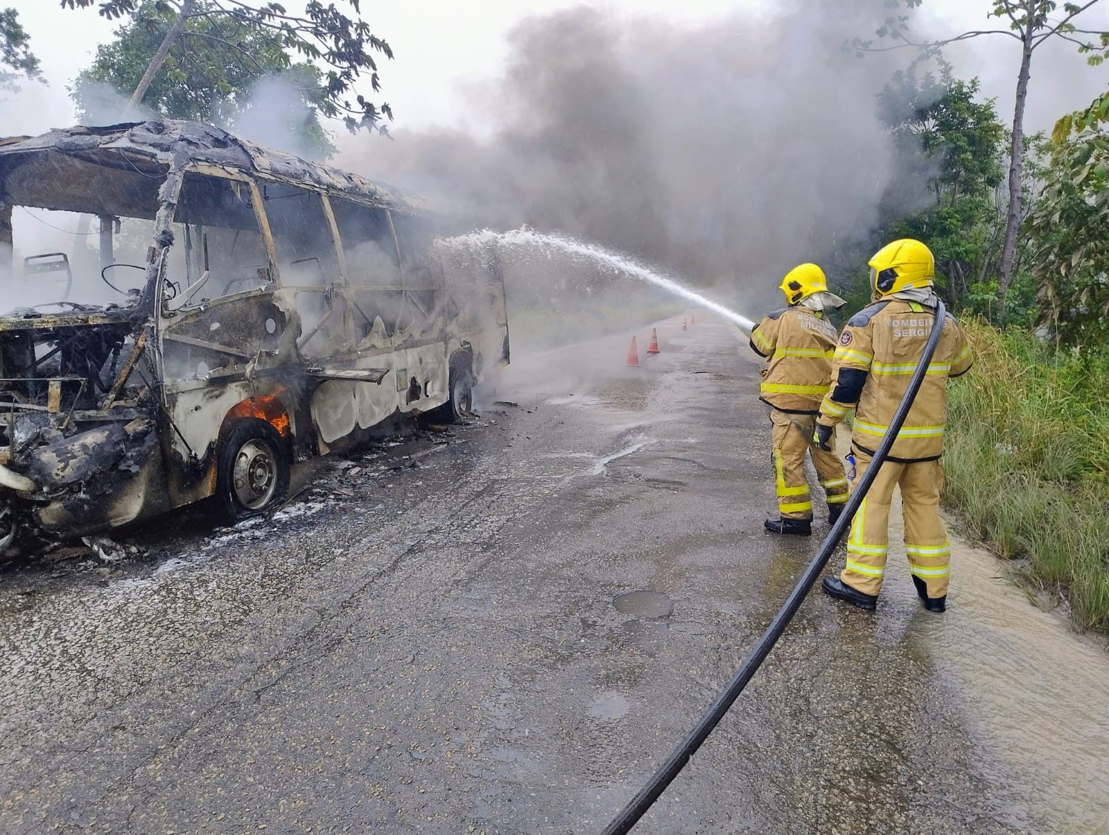 MICRO-ÔNIBUS PEGA FOGO E FICA COMPLETAMENTE  DESTRUÍDO NA RODOVIA BR-349 ENTRE JAPOATÃ E NEÓPOLIS