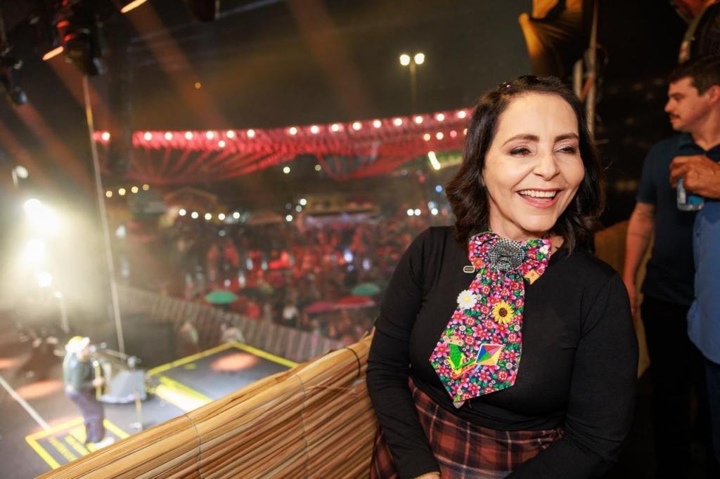 Prefeita Emília prestigia mais uma noite do Forró Caju e celebra recorde de público