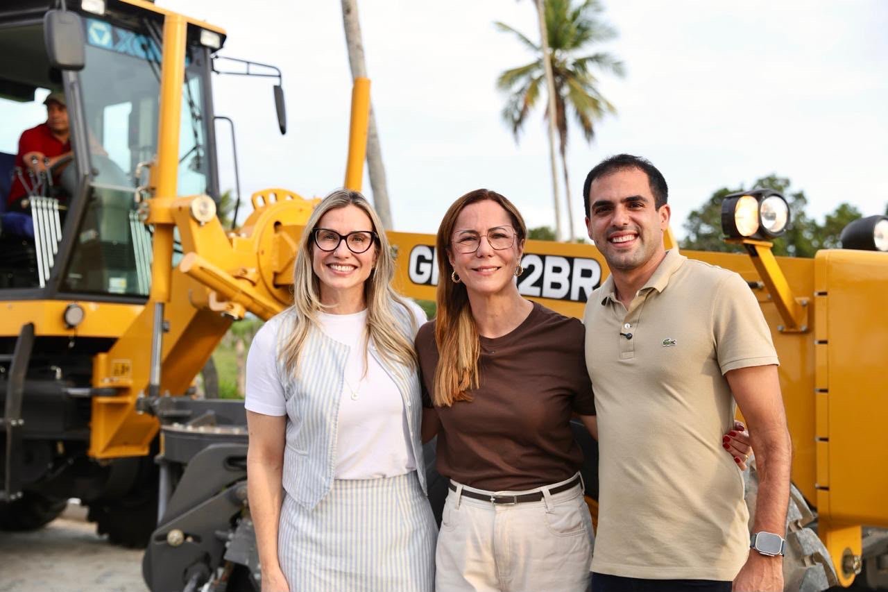 Delegada Katarina entrega pavimentação e motoniveladora em Capela