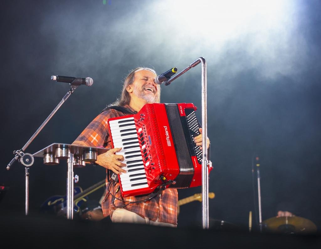 Forró e sertanejo embalam mais uma noite do Forró Caju na Praça dos Mercados