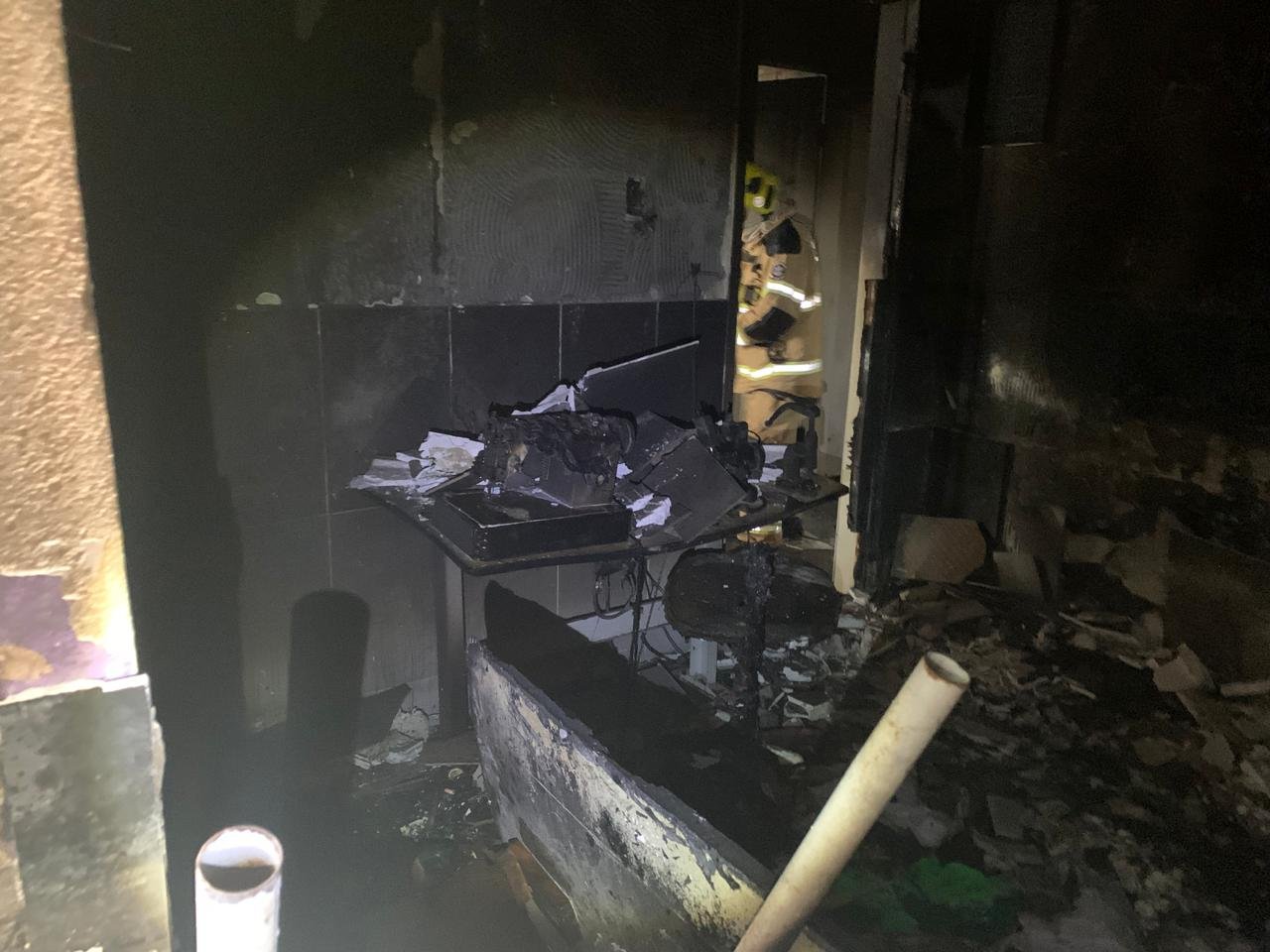 Bombeiros combatem incêndio em residência no bairro Bugio, em Aracaju; ninguém ficou ferido