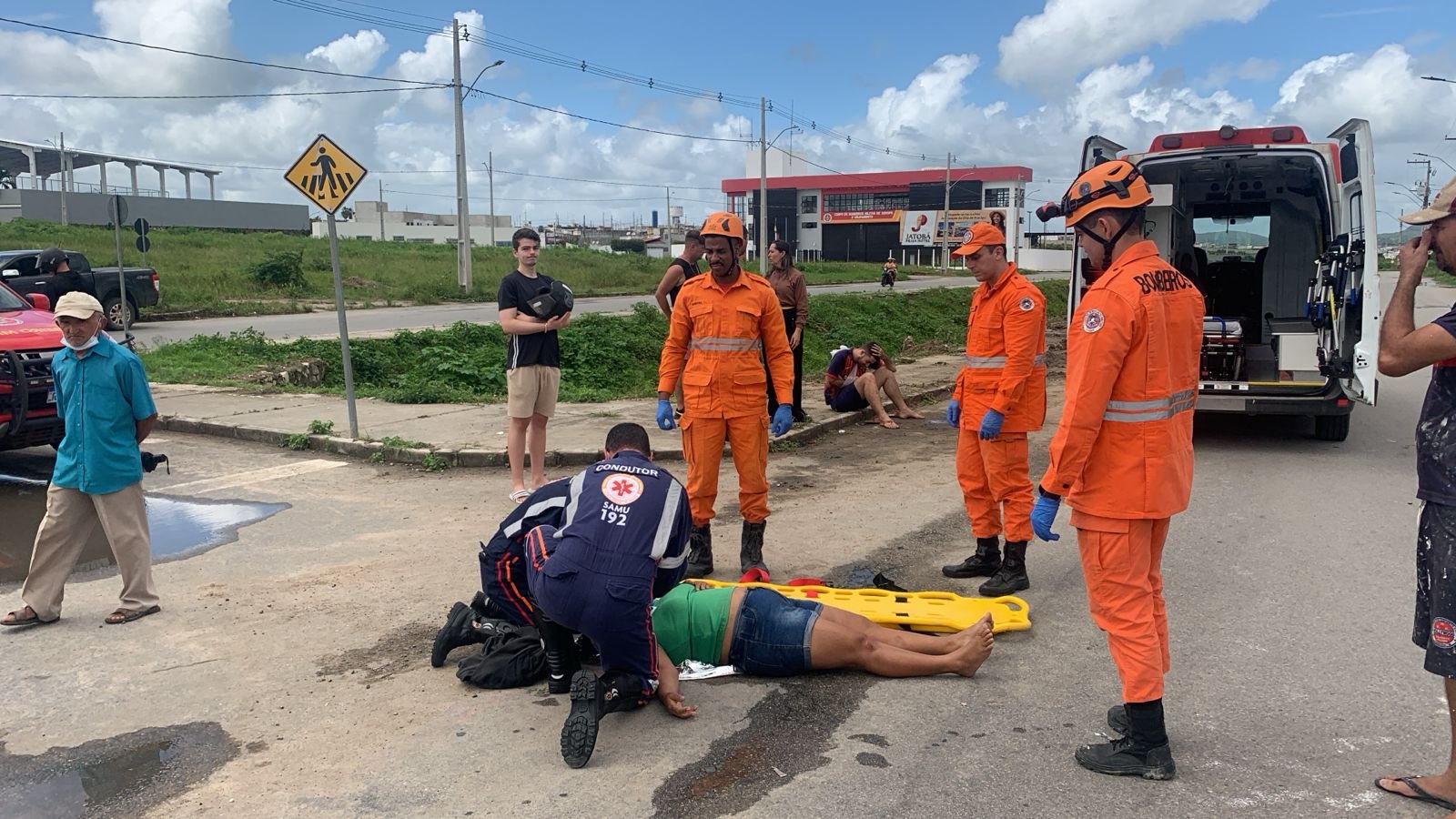 ACIDENTE ENTRE DUAS MOTOCICLETAS DEIXA 2 PESSOAS FERIDAS NA AVENIDA NIVALDA LIMA FIGUEIREDO, EM ITABAIANA