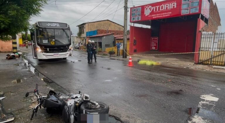 Motociclista morre após colidir o veiculo que conduzia com ônibus na Avenida Euclides Figueiredo