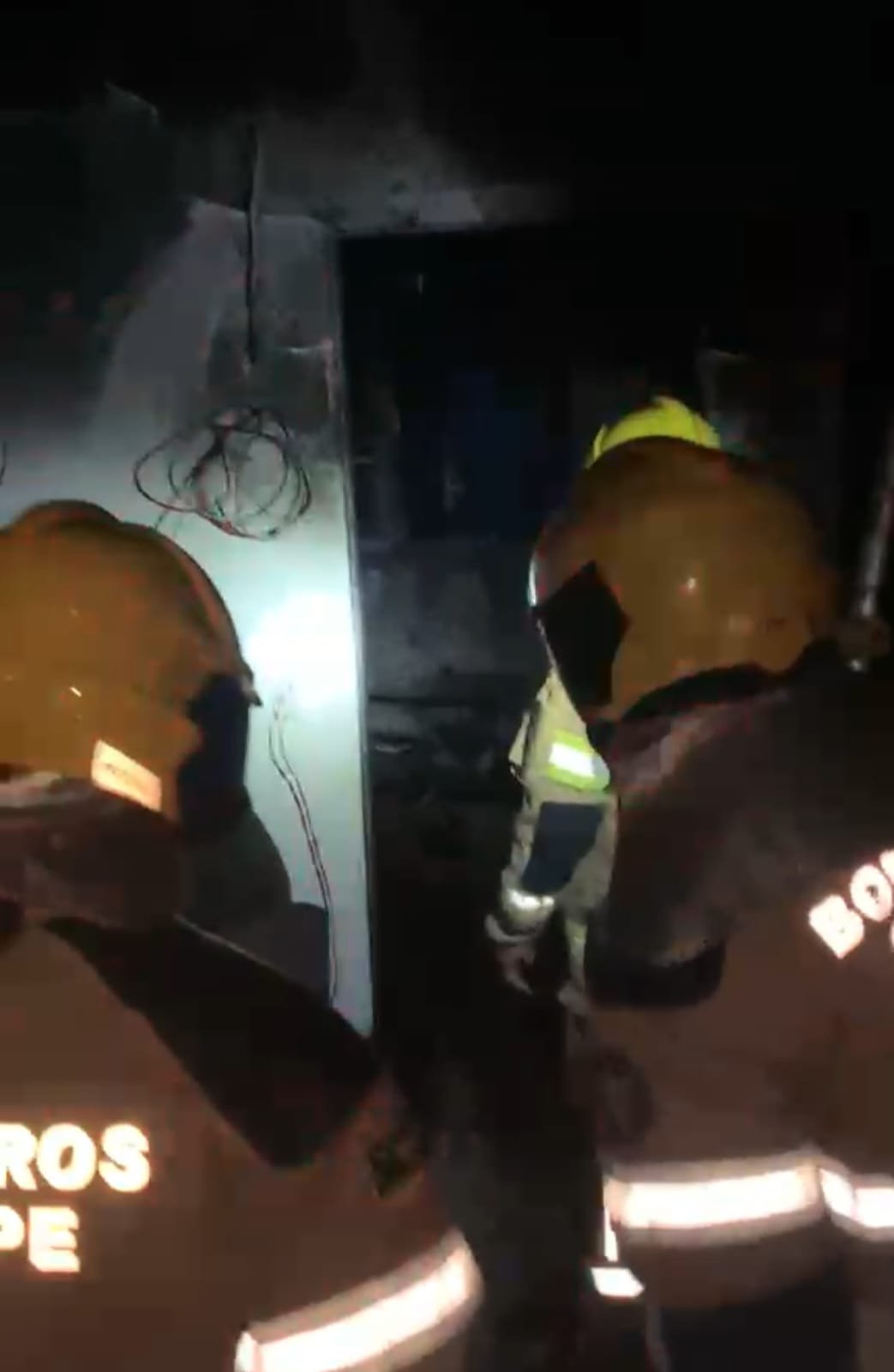 BOMBEIROS COMBATEM UM INCÊNDIO EM UMA RESIDÊNCIA LOCALIZADA NO POVOADO QUEIMADAS, EM ITABAIANA