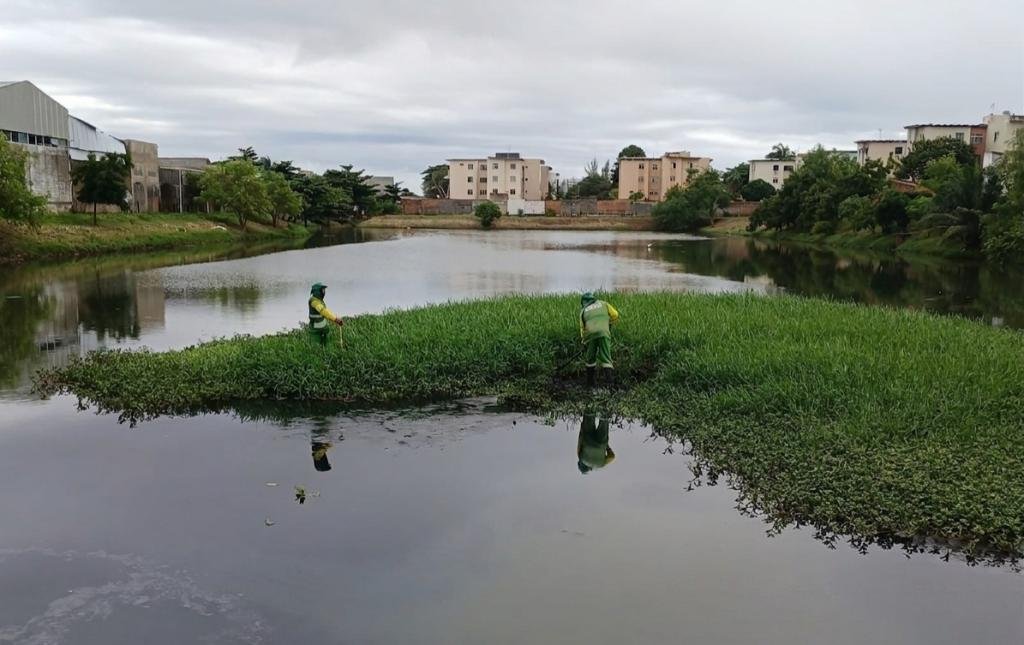 Prefeitura intensifica limpeza de lagoa de retenção no bairro Aruana