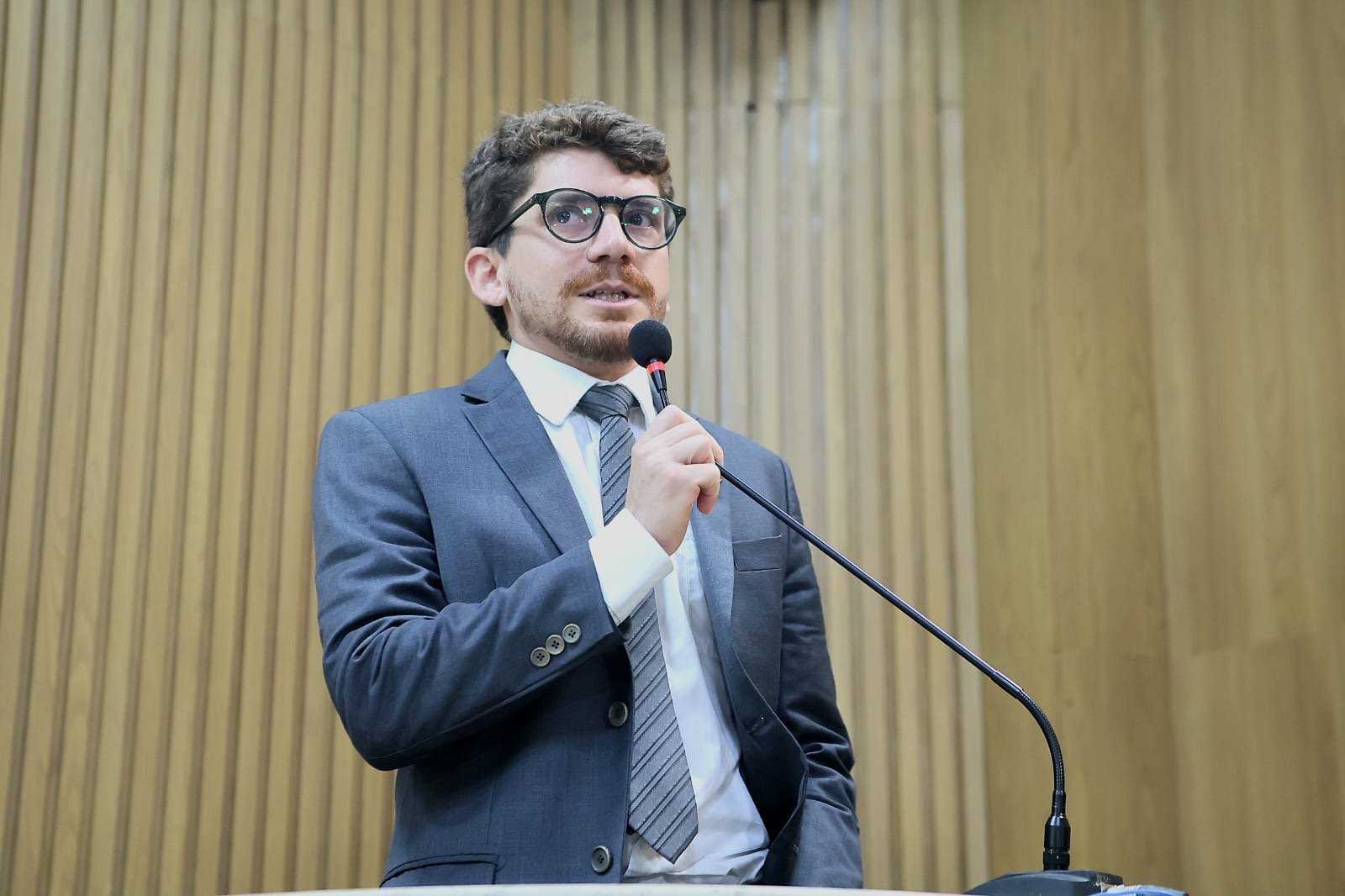 Vereador Breno Garibalde pede rigor contra fogos com estampido