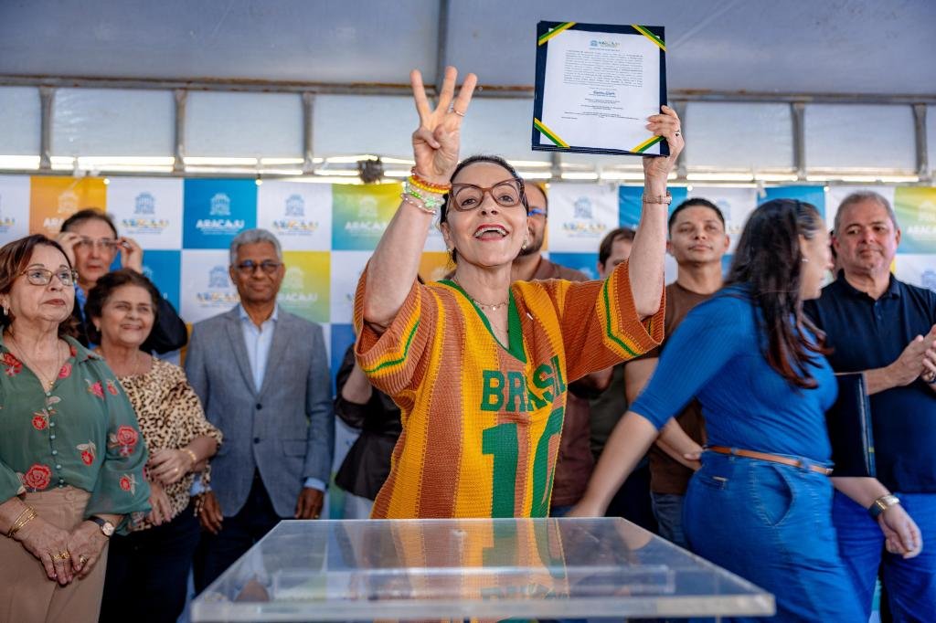 Prefeita Emília assina ordens de serviço para construção de três novas USFs