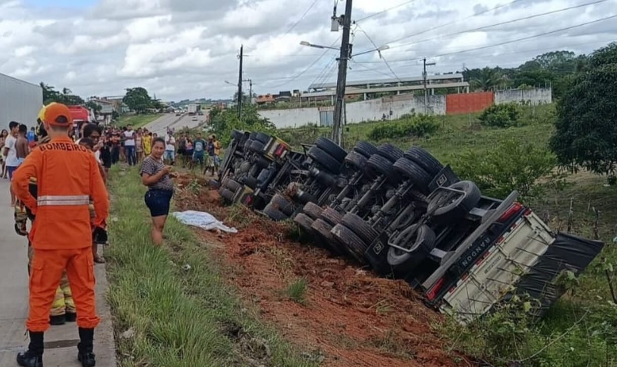 Acidente com carreta deixa mulher e criança de três anos mortos no km 63 da BR-101, na entrada do município de Rosário do Catete