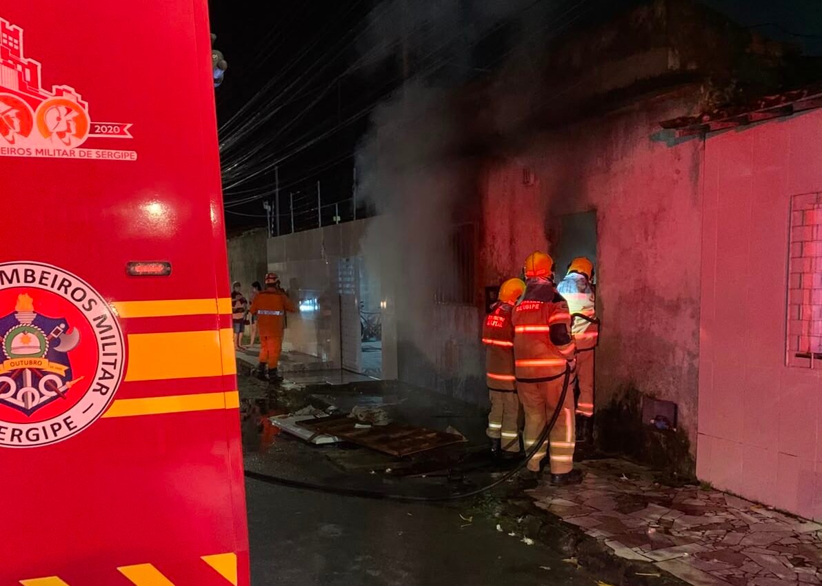 Bombeiros combatem um incêndio em uma residência localizada no bairro Santos Dumont, em Aracaju