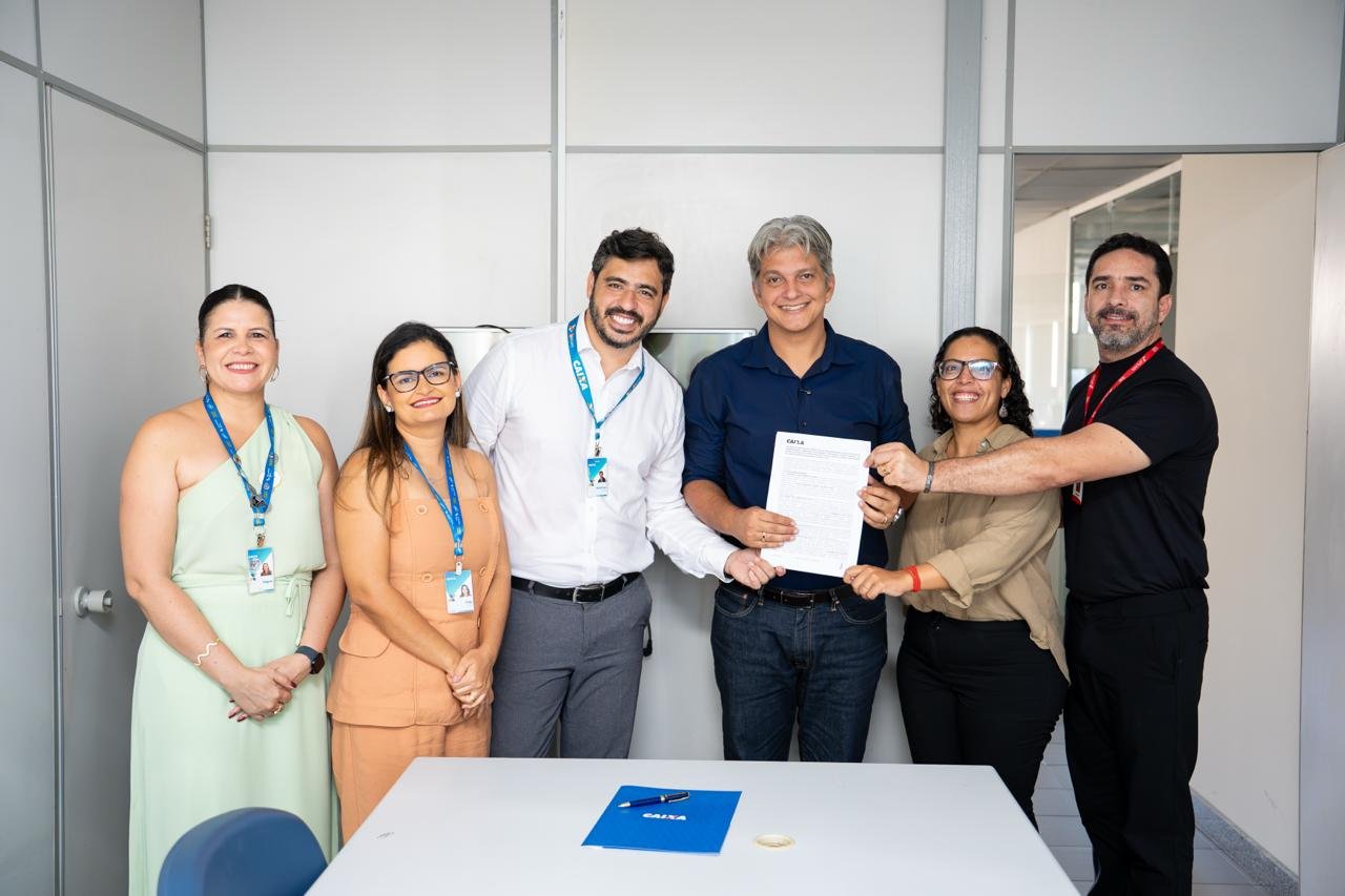 PREFEITO SAMUEL CARVALHO ASSINA CONTRATO COM A CEF E GARANTE A CONSTRUÇÃO DE 384 NOVAS UNIDADES HABITACIONAIS