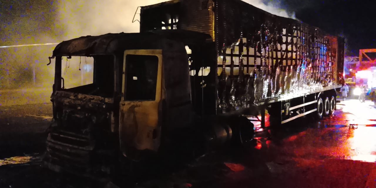 Corpo de Bombeiros Militar de Sergipe combate um incêndio em caminhão baú na BR-101, em Maruim