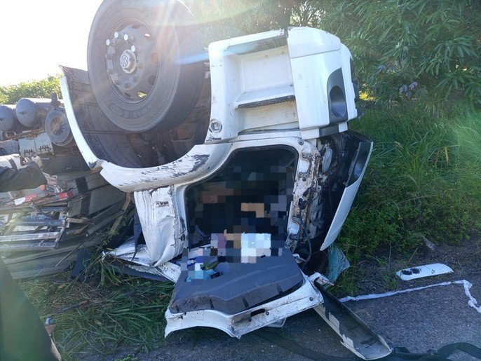 CAMINHÃO CARREGADO COM TELHA TOMBA E DEIXA UMA PESSOA MORTA NA RODOVIA SE-488, NO MUNICÍPIO DE INDIAROBA